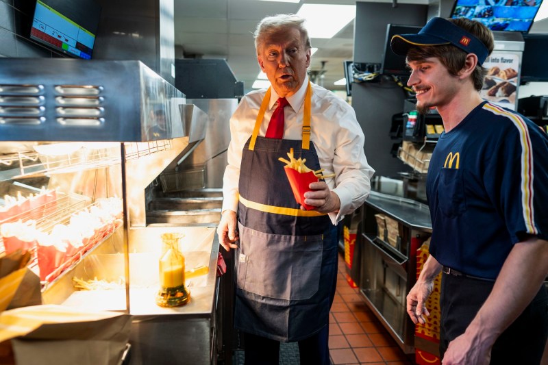 Mesajul intern trimis de McDonald’s angajaților după ce Trump a fost primit să servească clienții unui restaurant