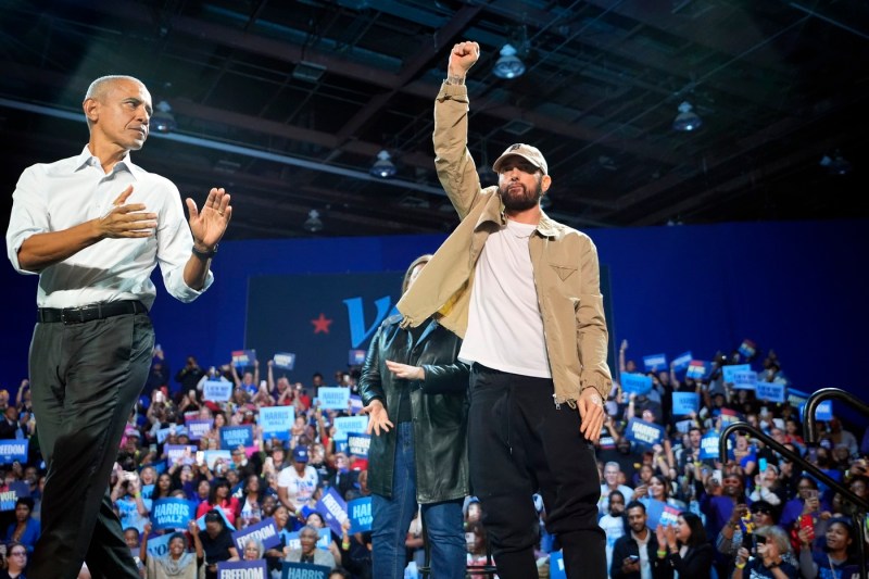 VIDEO Obama a cântat rap pe versuri de Eminem la un miting de susţinere a Kamalei Harris