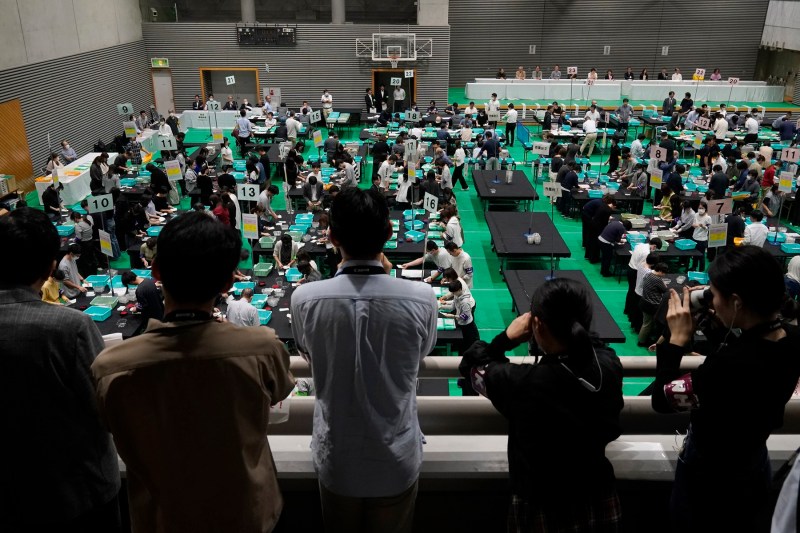 Alegeri legislative în Japonia: Suspans pentru coaliția aflată la putere, după ce partidul premierului Shigeru Ishiba a pierdut majoritatea în Parlament, potrivit estimărilor