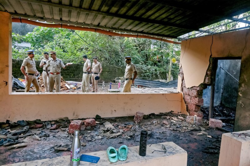 VIDEO Foc de artificii într-un templu din India, transformat într-un incendiu catastrofal. Peste 150 de persoane au fost rănite