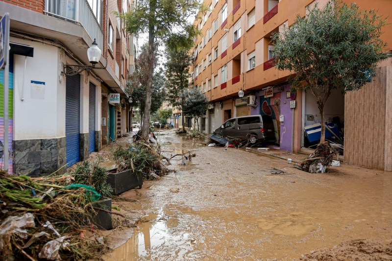 Noi vești de la MAE: Șase din cei 22 de români dați dispăruți după inundațiile din Valencia sunt în siguranță / Cod roșu de fenomene meteo extrem de periculoase pentru Castellon