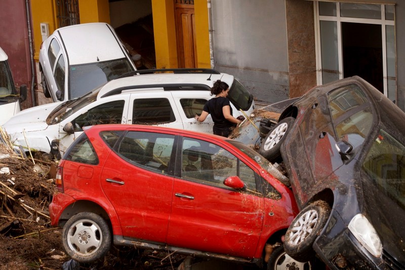 Mărturie din infernul apelor din Spania acolo unde au murit zeci de oameni: „Pe la 3 dimineața a fost groaznic. A fost un tsunami pe stradă. A luat tot ce a găsit, mașinile pluteau ca și cum ar fi fost bărci”