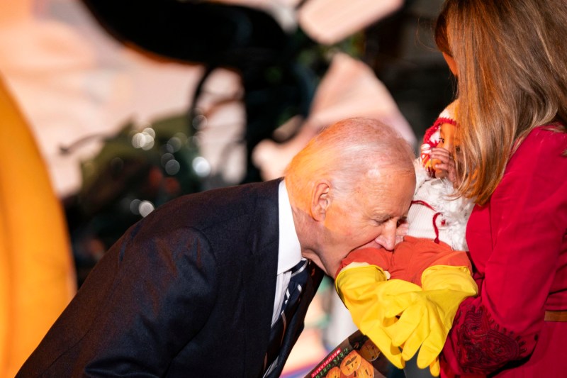 FOTO. Cele mai simpatice imagini cu Joe Biden de la petrecerea de Halloween de la Casa Albă: a mușcat în joacă doi copii