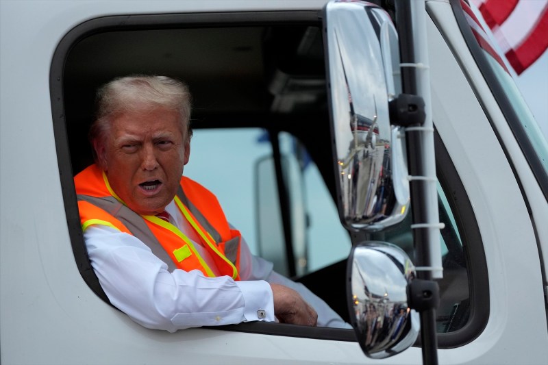 VIDEO Donald Trump, apariție într-un camion de gunoi după un comentariu controversat făcut de Biden