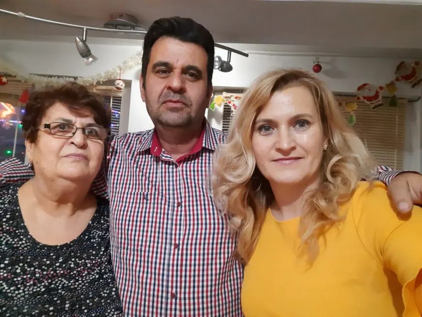 Alături de soțul meu și soacra mea, o persoană caldă, iubitoare, săritoare. FOTO: Arhivă personală