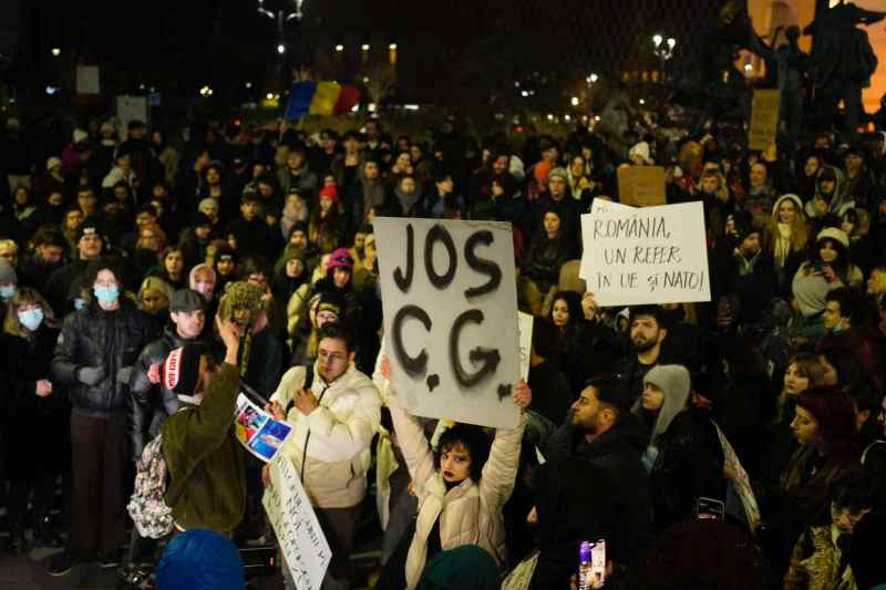 Sute de tineri au protestat în Piața Universității împotriva lui Călin Georgescu: „Vă paște revoluția!” / Manifestanții își dau întâlnire și serile următoare: „Aici și mâine seară, să nu plecăm afară” – VIDEO