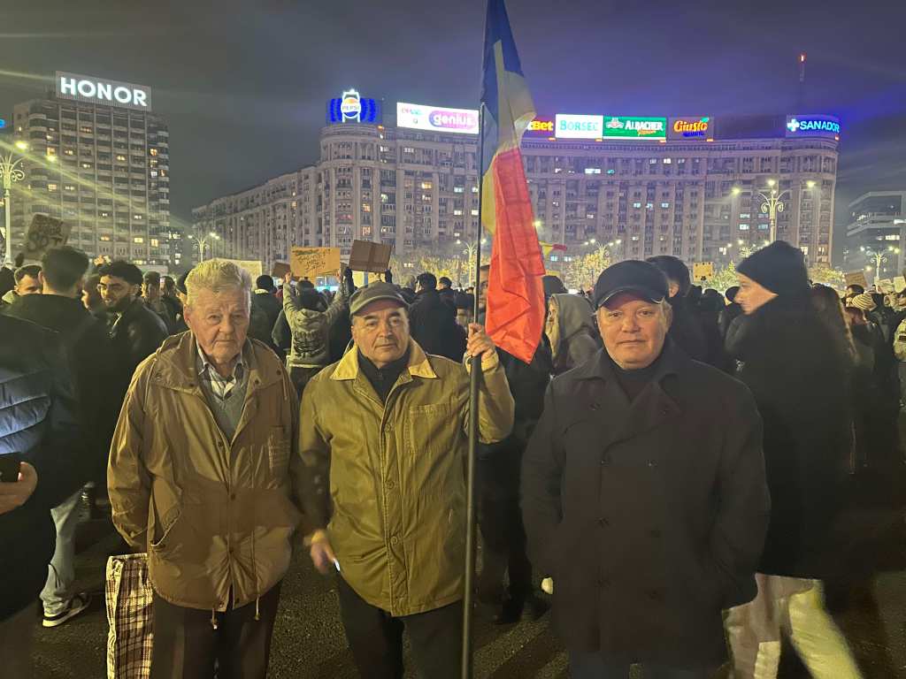 Revoluționarul Dumitru Burcea, dreapta, la manifestația anti-Georgescu / FOTO; HotNews/ Adelina Mărăcine