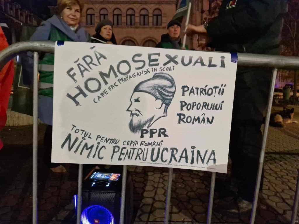 Pancarte cu mesaje homofobe afișate de PPR, partidul care a organizat una dintre manifestațiile de susținerea a lui Călin Georgescu pe 28 noiembrie / FOTO: HotNews / Nicolae Cotruț