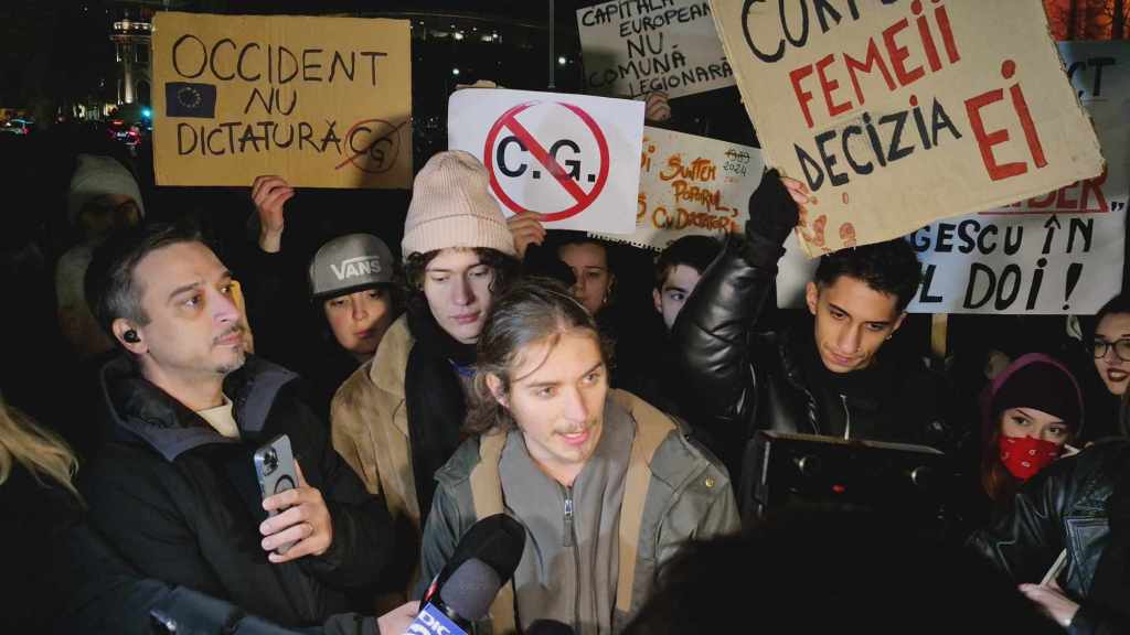 Presupus susținător al lui Călin Georgescu la manifestația împotriva acestuia de la Piața Victoriei / FOTO: HotNews/ Nicolae Cotruț