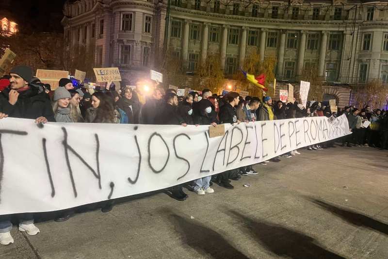 LIVE VIDEO Protest anti-Georgescu în București: „Călin, Călin, du-te la Kremlin” „Putin, jos labele de pe România” / La contramanifestațiile simpatizanților candidatului extremist se aude „Șoim român„ / Patrioții Poporului Român afișează mesaje homofobe