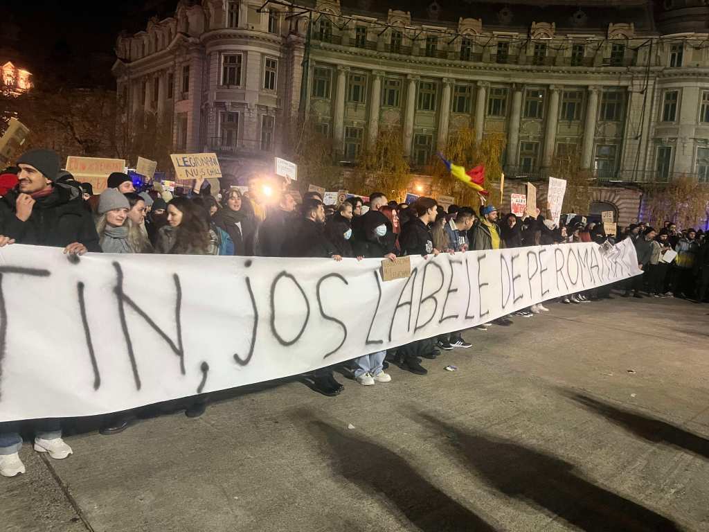 Mesajul „Putin, jos labele de pe România” este afișar în Piața Universității de manifestanții anti-Călin Georgescu pe 28 noiembrie 2024 / FOTO: HotNews / David Leonard Bularca