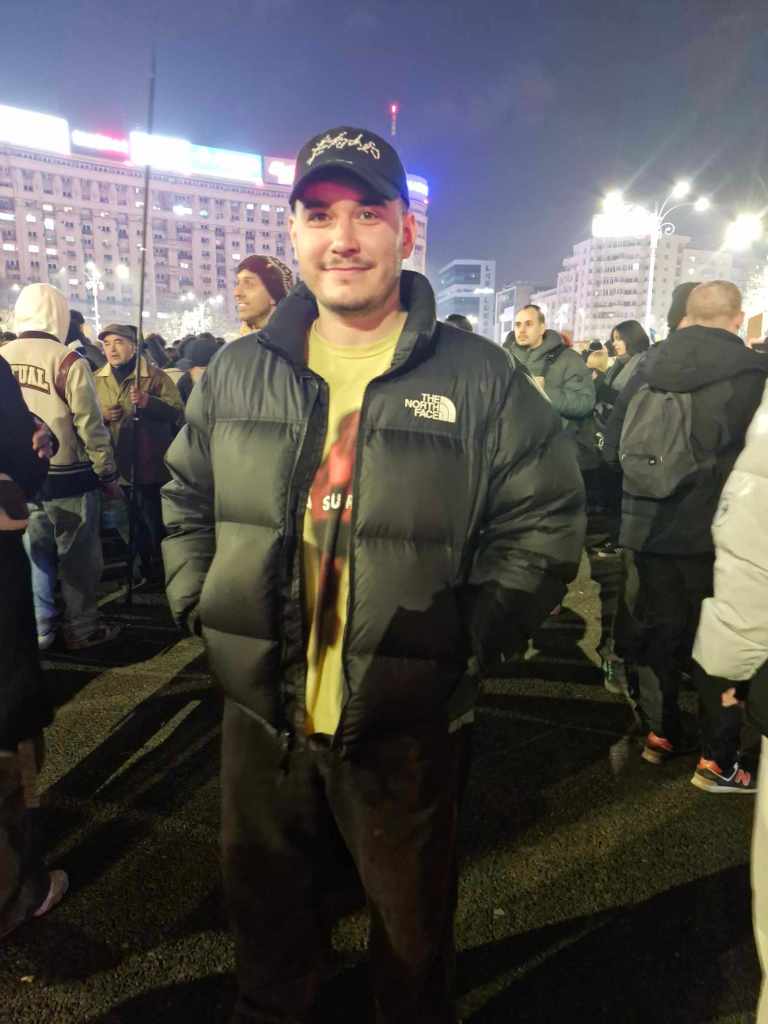 Vloggerul Faiăr Silviu la manifestația anti-Georgescu din Piața Victoriei de pe 27 noiembrie / FOTO: HotNews / Nicolae Cotruț