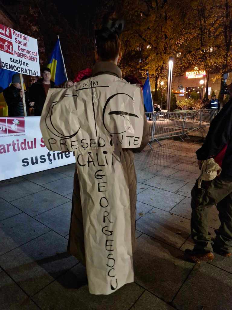 Susținător al lui Călin Georgescu la protestul din 28 noiembrie  / FOTO: HotNews / Nicolae Cotruț