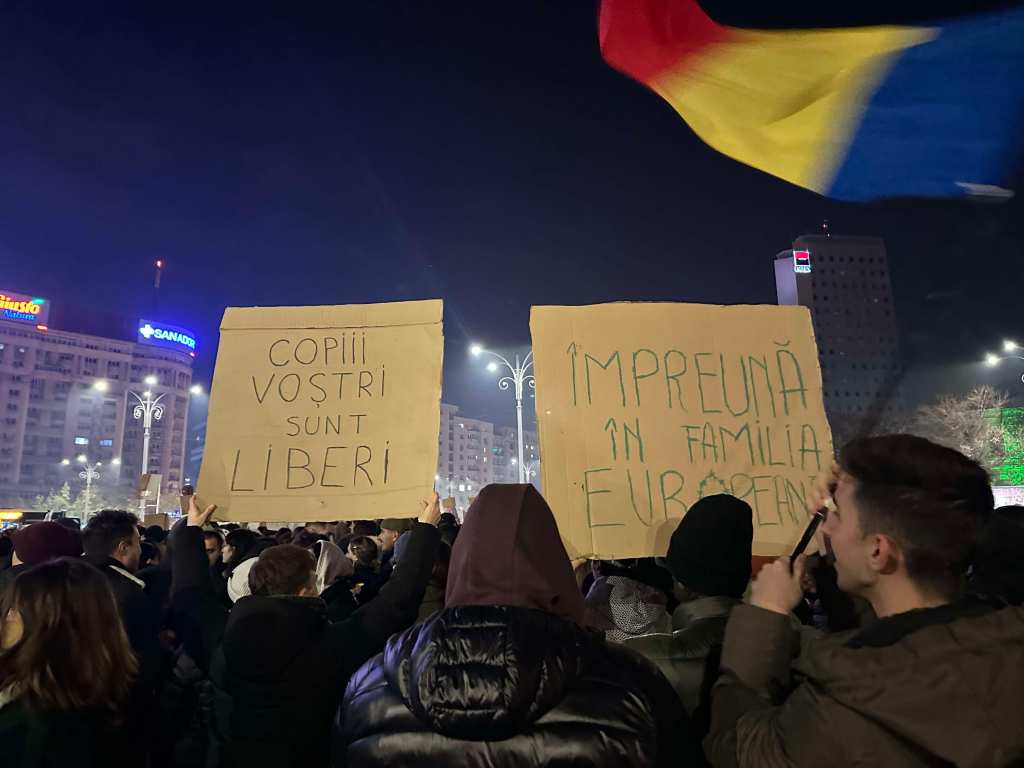 Protes pro-democrație în Piața Victoriei, după intrarea lui Călin Georgescu în turul doi al alegerilor prezidențiale / FOTO: HotNews / Adelina Mărăcine