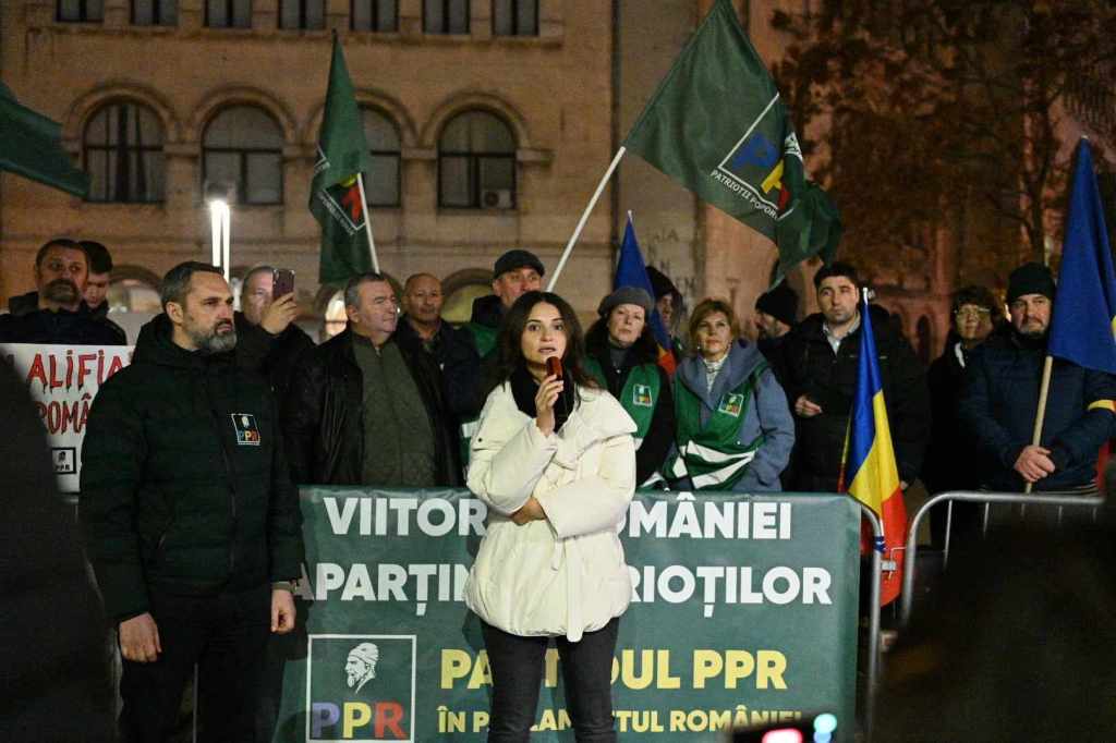 Protestul de susținere a lui Călin Georgescu, organizat de partidul Patrioții Poporului Român, pe 28 noiembrie 2024 În stânga, Mihai Lasca, fost AUR. / FOTO: HotNews / Ion Mateș