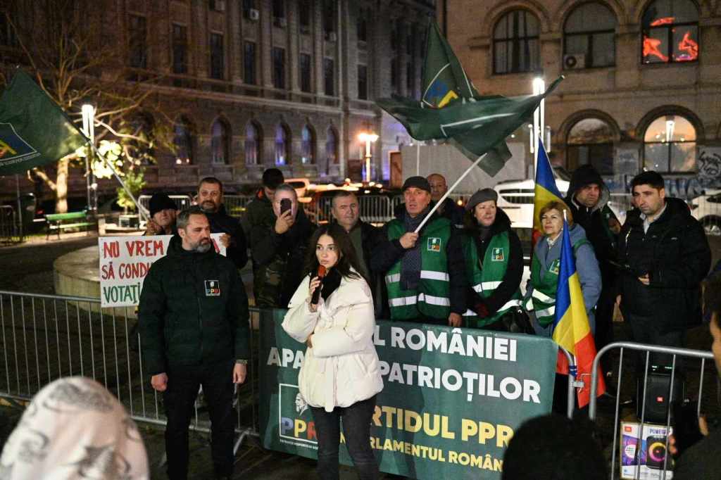 Protestul de susținere a lui Călin Georgescu, organizat de partidul Patrioții Poporului Român, pe 28 noiembrie 2024 În stânga, Mihai Lasca, fost AUR. / FOTO: HotNews / Ion Mateș