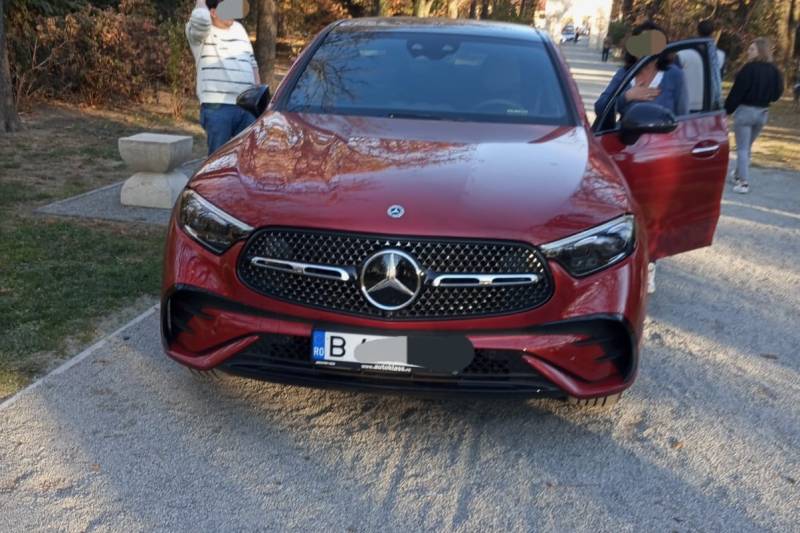 FOTO O șoferiță a trecut cu SUV-ul Mercedes pe lângă Poarta Sărutului, până a ajuns la Masa Tăcerii. Amendă maximă dată de polițiști