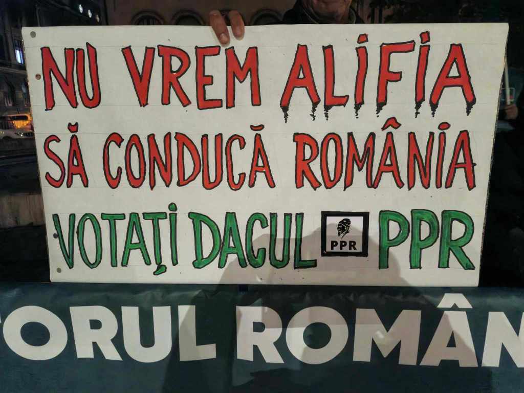 Pancarte cu mesaje homofobe afișate de PPR, partidul care a organizat una dintre manifestațiile de susținerea a lui Călin Georgescu pe 28 noiembrie / FOTO: HotNews / Nicolae Cotruț