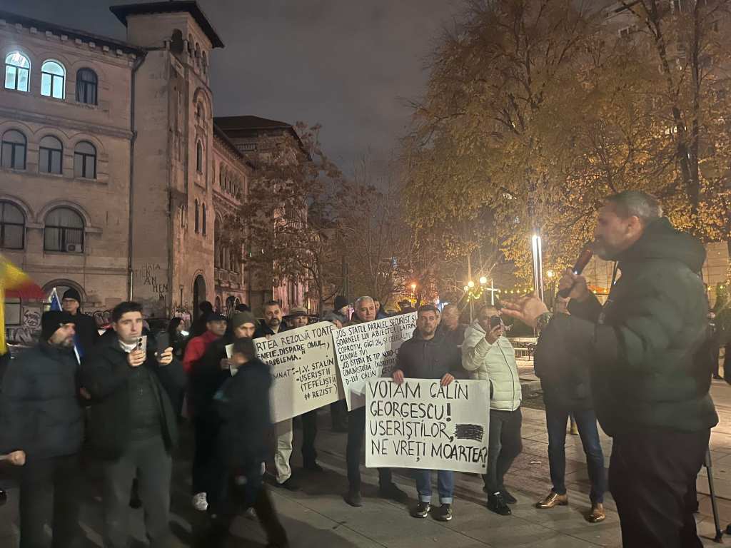 Manifestație de susținere a lui Calin Georgescu la Universitate / FOTO: HotNews / David Bularca