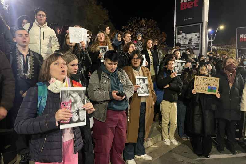 LIVE Protest la Universitate, în București, împotriva lui Călin Georgescu: „Iubirea de țară nu e legionară” – VIDEO