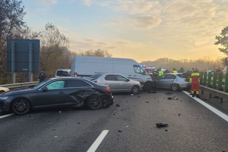 VIDEO Accident în lanț pe Autostrada A3. 12 mașini și 26 de persoane au fost implicate / Două victime, transportate la spital