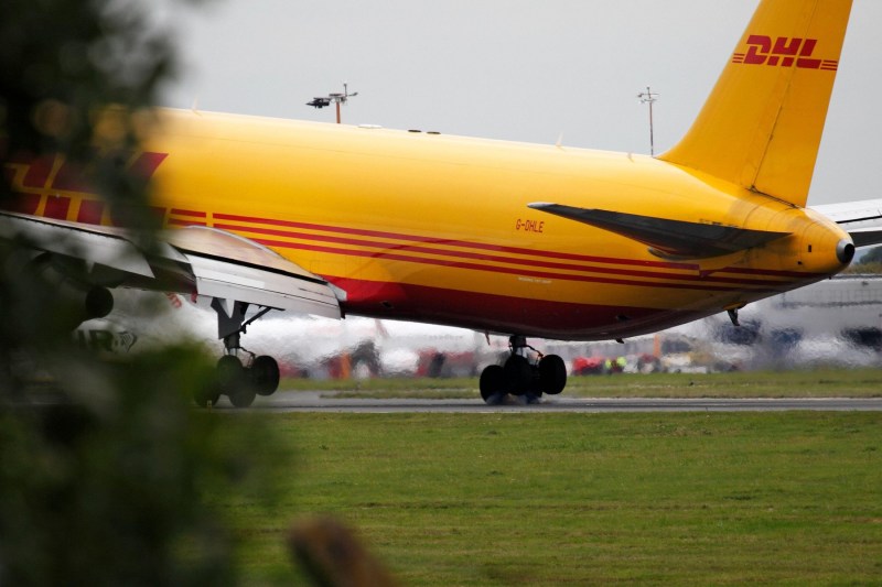 Un avion cargo DHL s-a prăbușit peste o casă, în apropiere de aeroportul din Vilnius