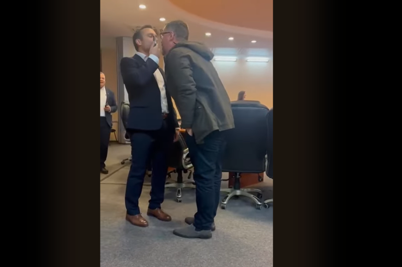 VIDEO „Ești un mafiot, un hoț”. Fostul primar al Brașovului Allen Coliban și deputatul AUR Dan Tanasă, la un pas de bătaie chiar în primărie 