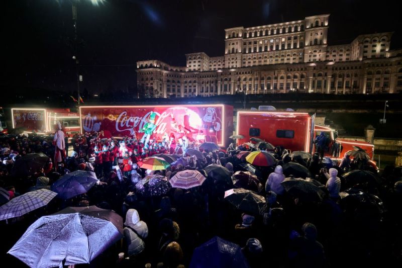 Caravana Coca-Cola a dat startul unui sezon magic: Personaje de poveste, inspirație pentru fapte bune și o mulțime de surprize spectaculoase în seara debutului