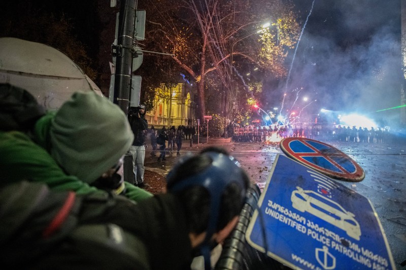 VIDEO Georgia: A doua noapte de proteste după ce guvernul a înghețat negocierile de aderare la UE: Poliția a intervenit în forță, peste 100 de persoane au fost reținute