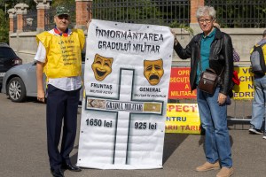 Militari rezervisti protesteaza la sediul PNL fata de problemele privind pensiile militare, marti, 17 septembrie 2024. Inquam Photos / Gyozo Baghiu