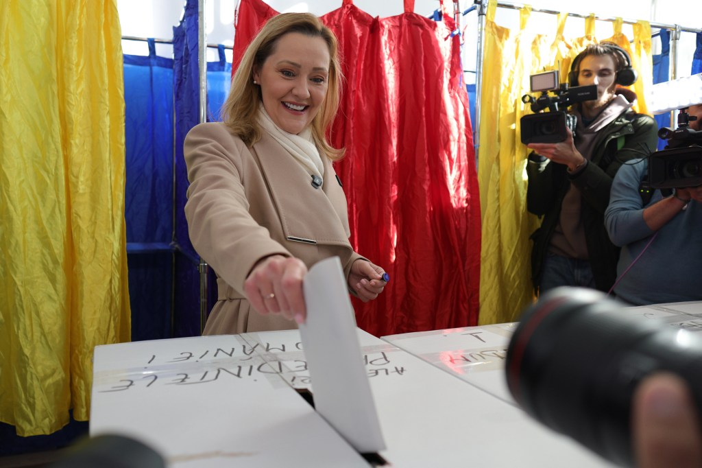 Elena Lasconi votează iî primul tur al alegerilor prezidențiale, în București, 24 noiembrie 2024. Inquam Photos / Octav Ganea