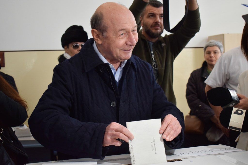 Traian Băsescu votează. FOTO: Inquam Photos / Ioana Zamfir