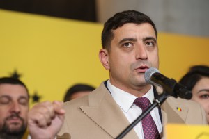 George Simion, președintele AUR și candidatul formațiunii la alegerile prezidențiale, susține declarații de presă alături de membrii partidului după anunțarea rezultatelor exit-poll, în București, 24 noiembrie 2024. Inquam Photos / George Călin