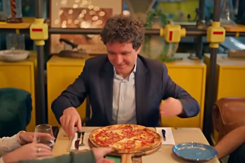 VIDEO Nicușor Dan folosește o pizza pentru a le explica bucureștenilor importanța referendumului