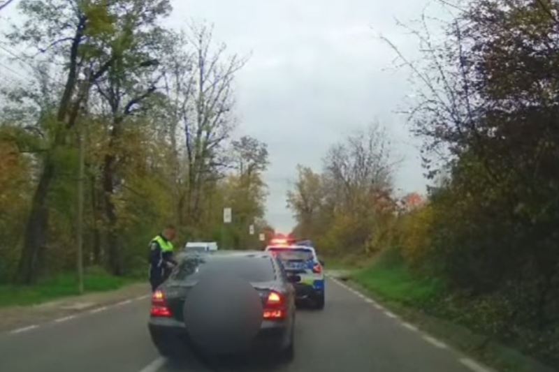 VIDEO „Prințul cu antemergător”. O mașină de poliție care mergea la un accident s-a trezit că are o „coadă”, așa că a luat măsuri