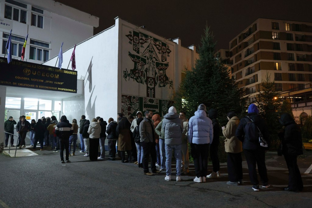 Coada formata de studenti in Regie, in timpul turului I al alegerilor pentru functia de presedinte al Romaniei si pentru referendumul legat de Capitala, Bucuresti, 24 noiembrie 2024 / FOTO: Inquam Photos / Octav Ganea