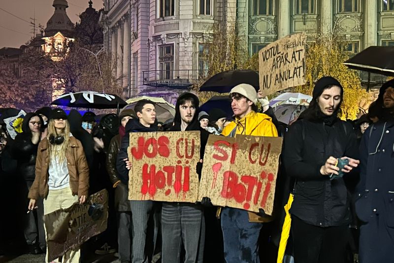 LIVE Tinerii protestează din nou la Universitate. „Nu fascism, nu război, nu Georgescu în turul doi” / „Vot observat, nu manipulat” – VIDEO