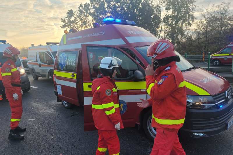 Accident cu patru autoturisme în judeţul Sibiu. Doi adulţi şi doi copii, transportaţi la spital