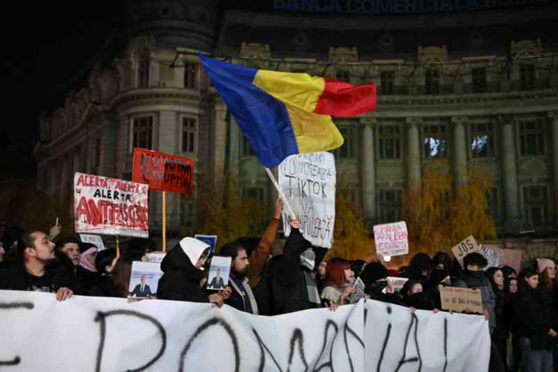 Protest față de Călin Georgescu și decizia CCR de renumărare a voturilor în Piața Universității, 28 noiembrie / FOTO: HotNews / Ion Mateș