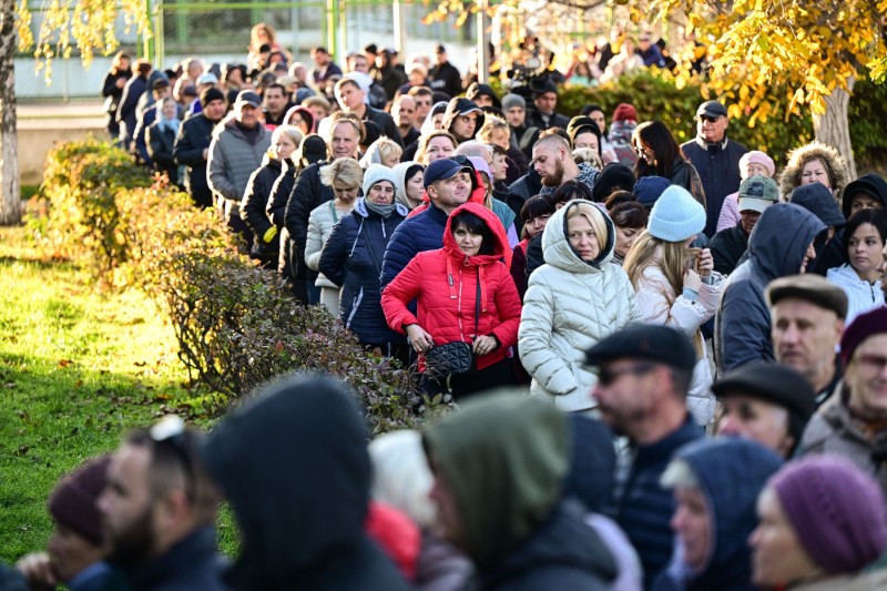 Alegeri în Republica Moldova: Urnele s-au închis în țară / Votul continuă peste hotare / Peste 54% dintre alegători au votat până la ora 21.00