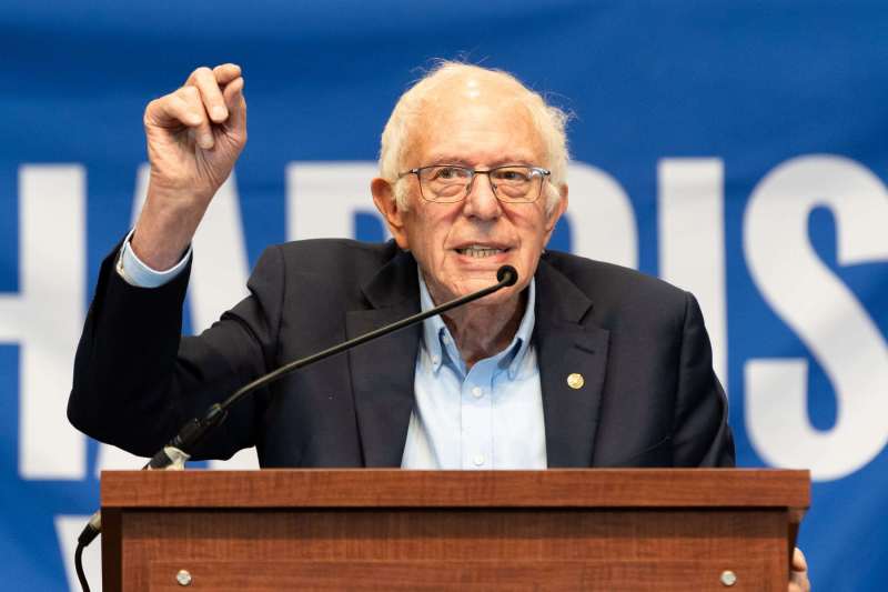 De la stânga, Bernie Sanders își atacă partidul după victoria lui Trump: „Democrații au abandonat clasa muncitoare. Americanii sunt furioși și vor schimbarea”