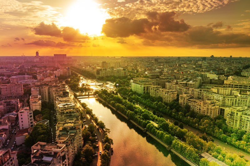 Caniculă în București. Colaj Hotnews. Foto: Shutterstock