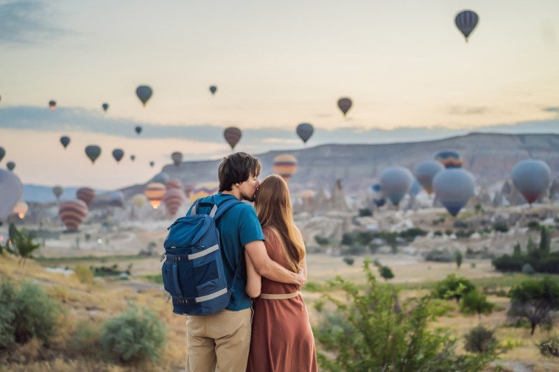 Cappadocia e o regiune din Turcia unde ai ocazia să experimentezi zborul cu balonul cu aer cald.