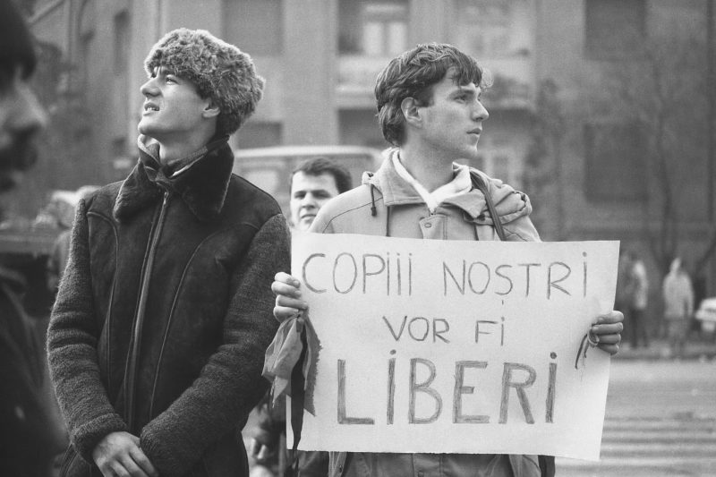 Impresionant Atunci și Acum la protestul de la Universitate. O pancartă simbol din 1989, care spune „Copiii noștri vor fi liberi”, a devenit „Copiii voștri sunt liberi”