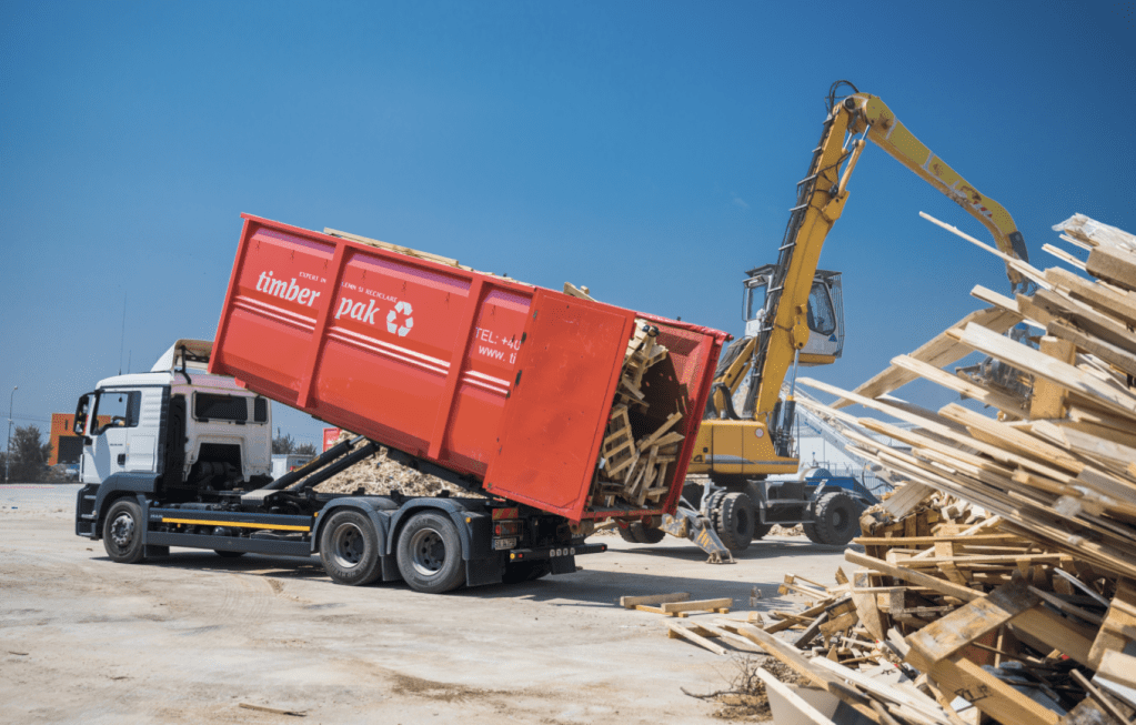 De la resurse, la produse sustenabile: povestea EGGER, cel mai mare colector și reciclator de deșeuri lemnoase din România