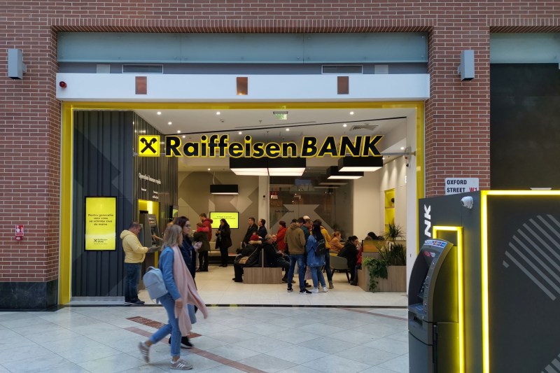 Raiffeisen Bank / Sursa foto: Lenutaidi / Dreamstime.com