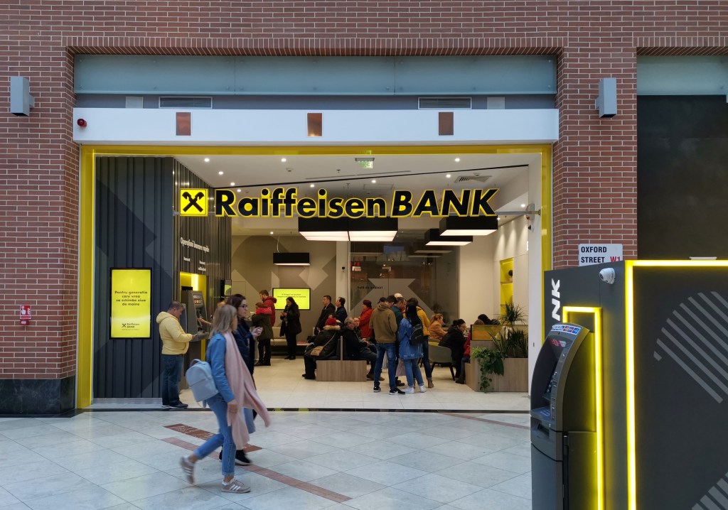 Raiffeisen Bank / Sursa foto: Lenutaidi / Dreamstime.com