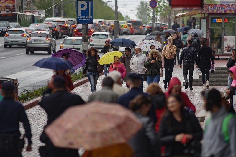 Vreme rece în toată țara: Alerte de ploi și ninsori, temperaturi și cu zece grade mai scăzute. Cum va fi vremea în București