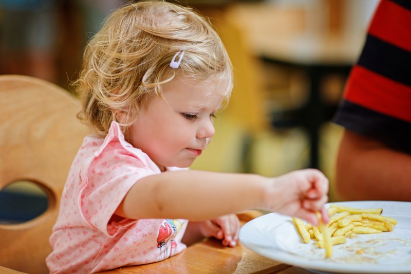 Ce alimente trebuie evitate în dieta copiilor mici. Pediatru: „Dacă vă duceți în fast-food-uri, veți vedea copii de un an care primesc cartofi prăjiți. Mă îngrozesc!”