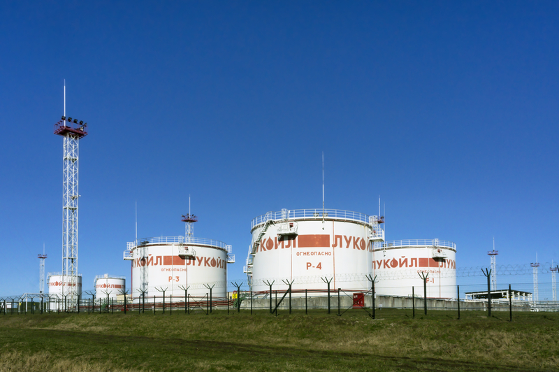 Lukoil, care plănuise anul trecut un exit din România, a găsit cumpărători pentru rafinăria din Bulgaria